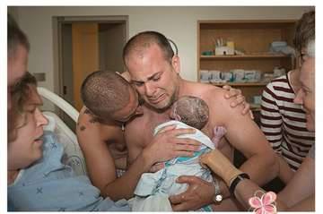 Padri gay commossi alla nascita del loro bambino: l’immagine che commuove