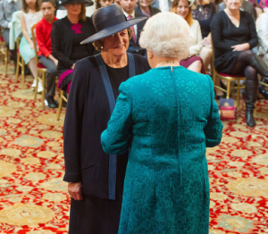 La Regina Elisabetta consegna l'onorificenza a Maggie Smith